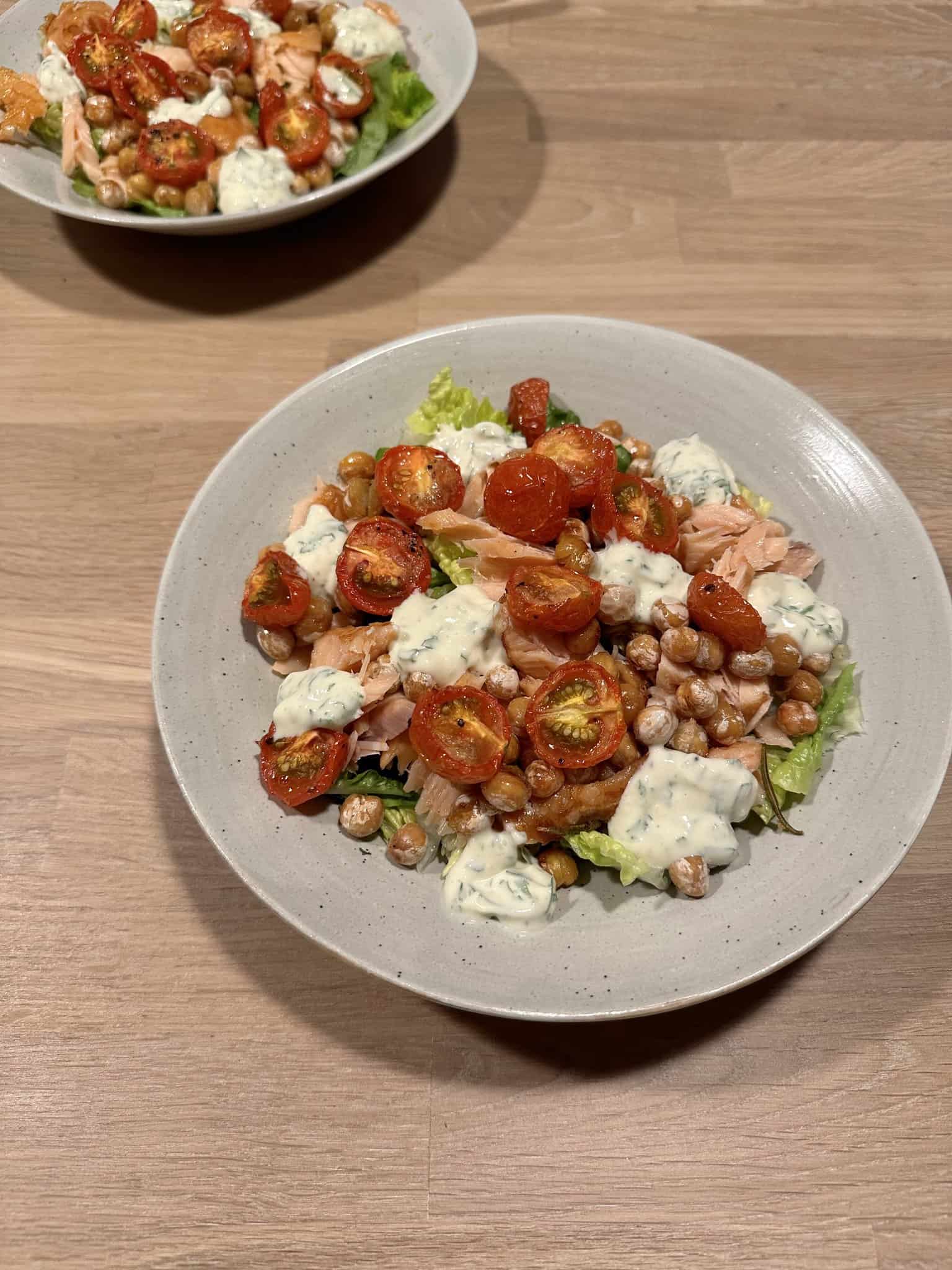 Salat med varmrøget laks og langtidsbagte tomater
