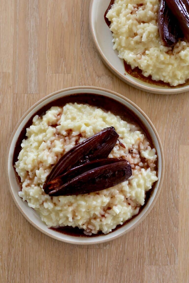 Risotto med simrede løg i rødvin - vegetarisk ret til rødvin