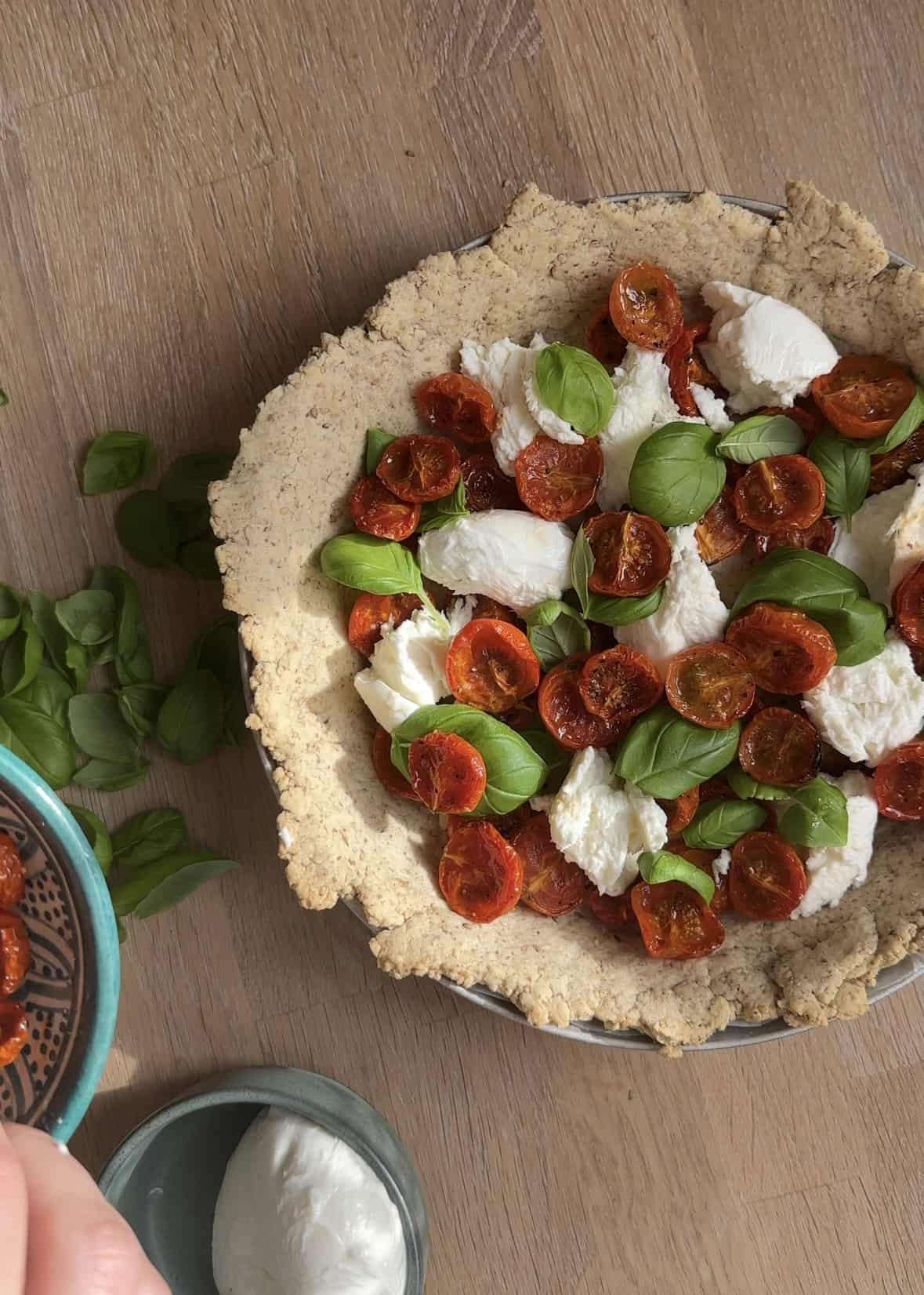 Tomattærte med mozzarella og basilikum