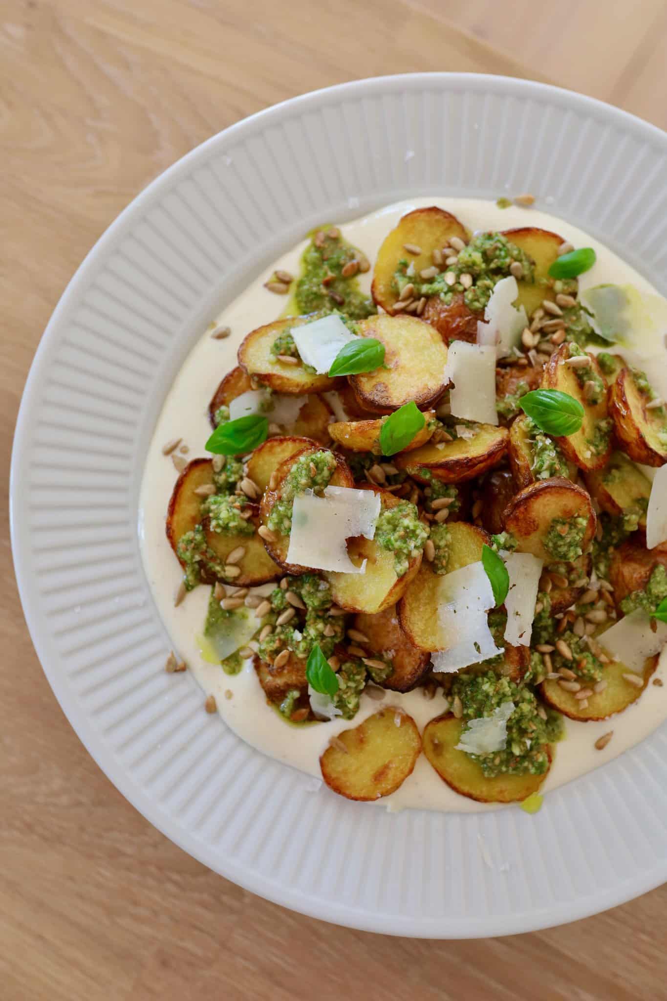 Bagte kartofler med pesto og hvidløgscreme