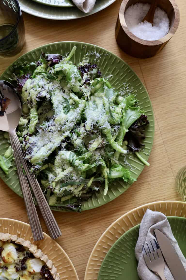 Salat med estragondressing og parmesan