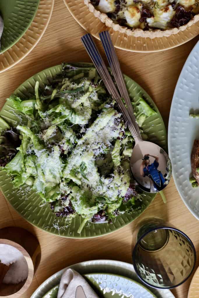 Salat med estragondressing og parmesan