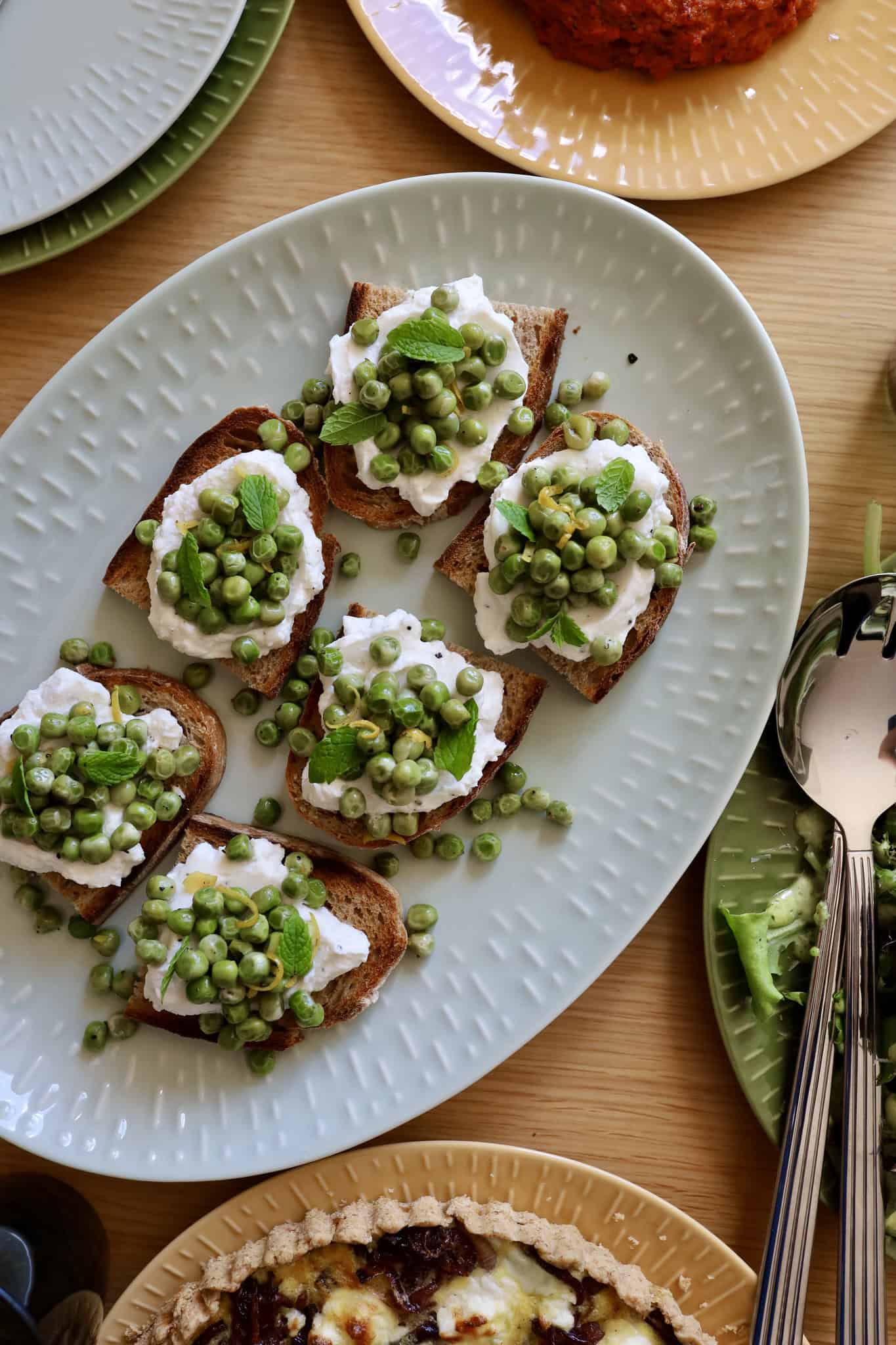 Bruchetta med ærter og ricotta