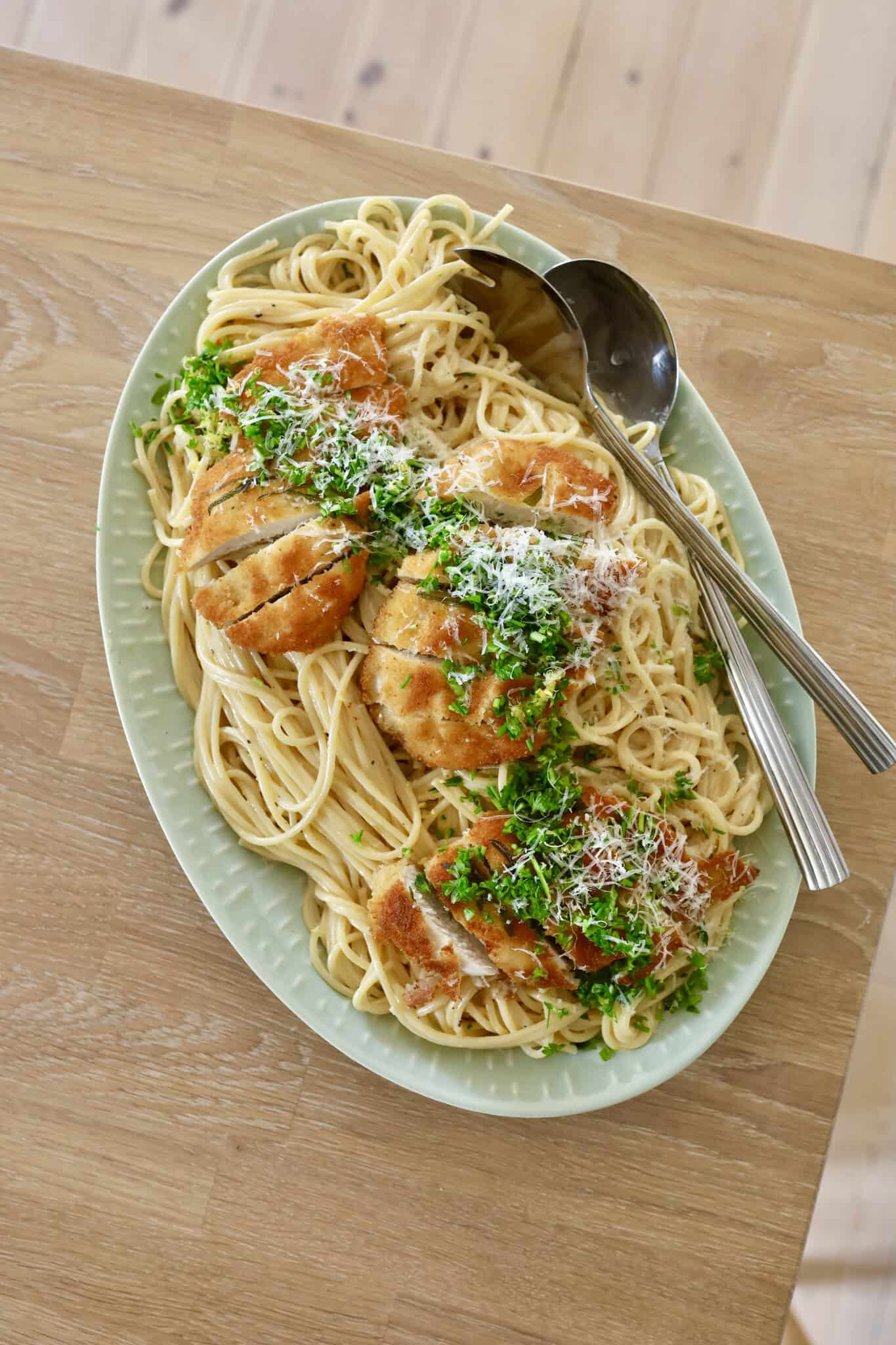 Citronpasta med sprød kylling