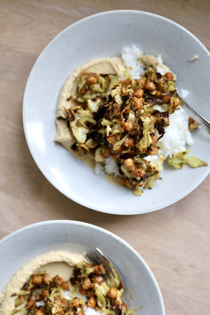 opskrift med bagt spidskål, kikærter og citron - dejligt vegetarisk tilbehør til bowl, pita, wrap