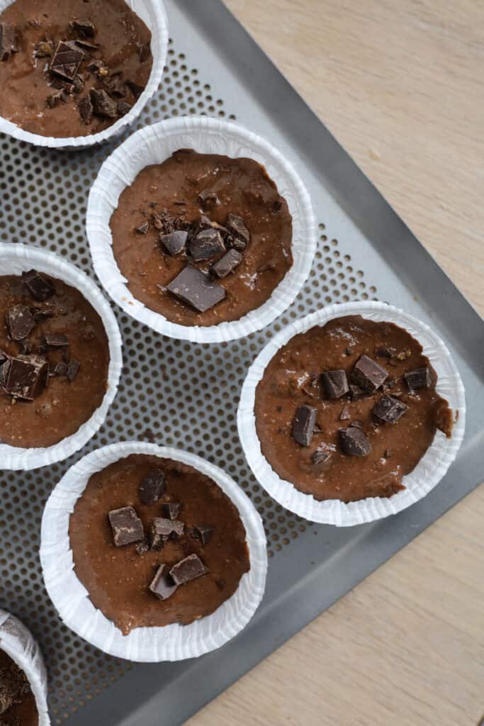 Sunde chokolademuffins opskrift med dadler og havregryn. Sukkerfrie og glutenfrie