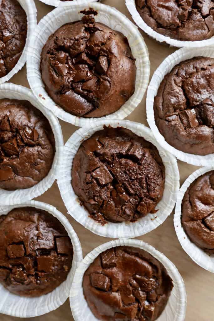 Sunde og proteinrige chokolademuffins med hytteost og æg