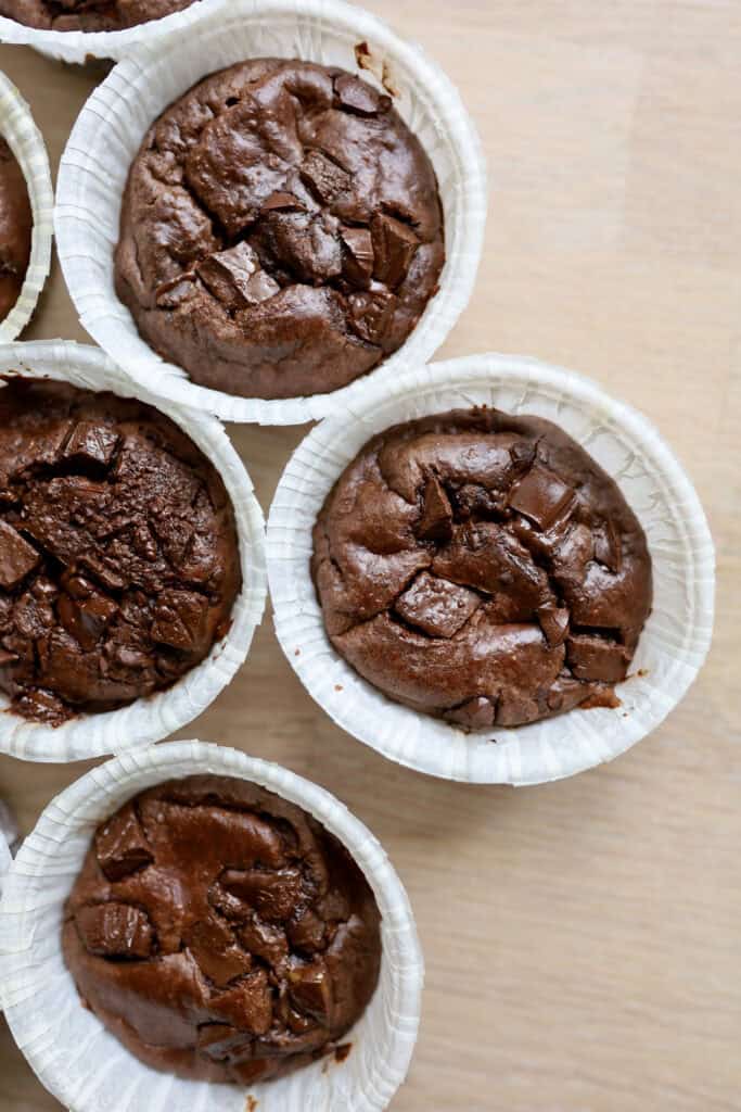 Sunde chokolademuffins opskrift med dadler og havregryn. Sukkerfrie og glutenfrie