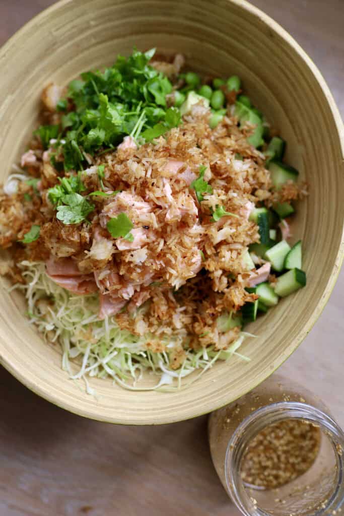 Asiatisk salat med laks og sprøde ris