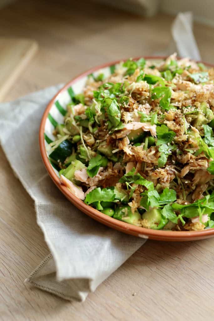 laksesalat med soya-ingefærdressing, edamamebønner, avocado og kål