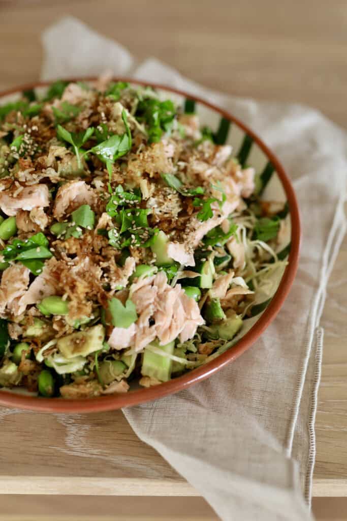 laksesalat med soya-ingefærdressing, edamamebønner, avocado og kål