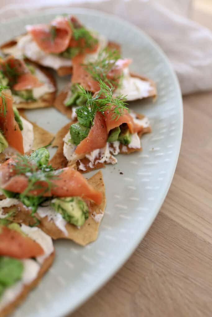 Sprød hapser med laks, avocado og flødeost