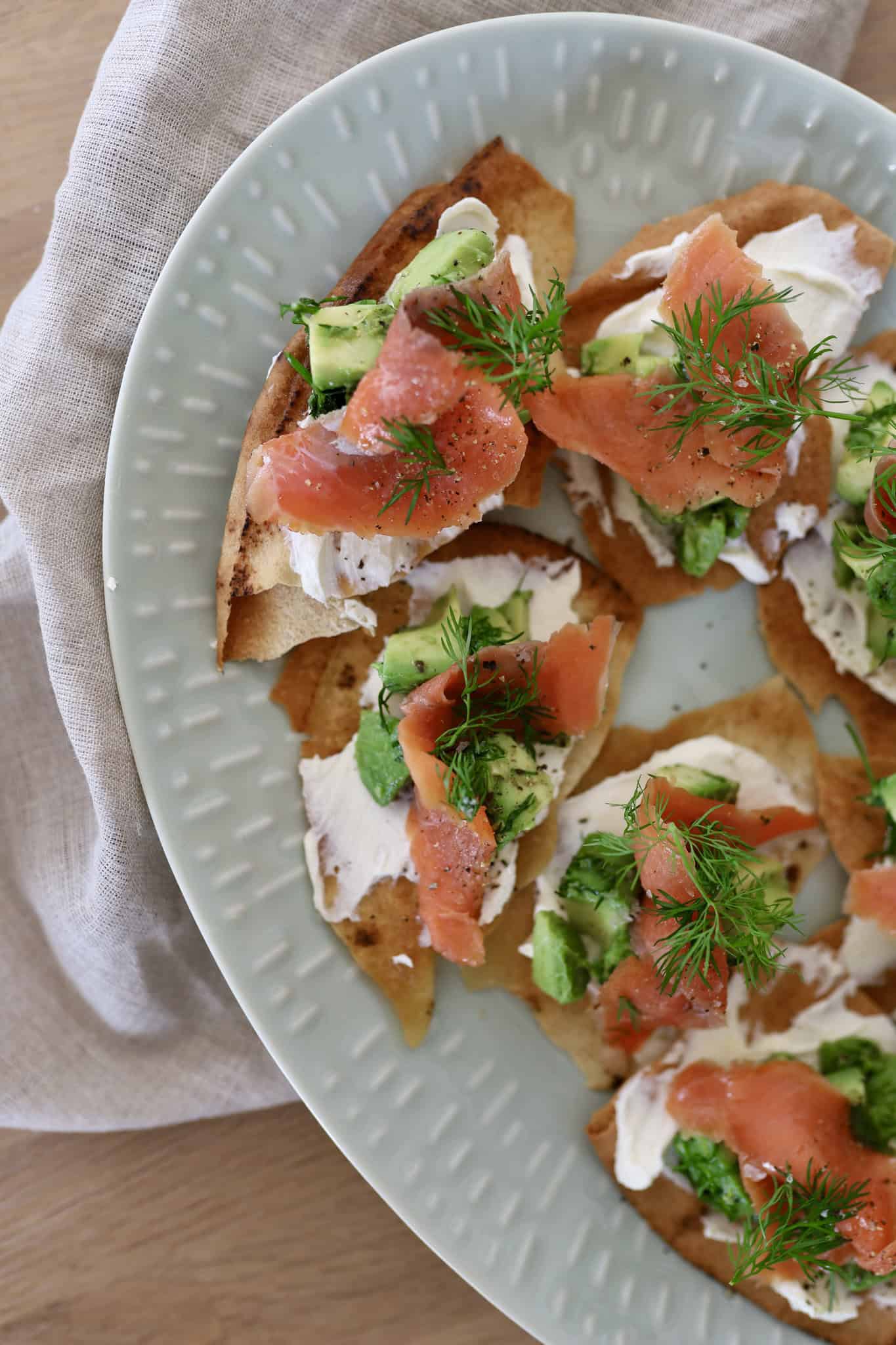 Sprød hapser med laks, avocado og flødeost