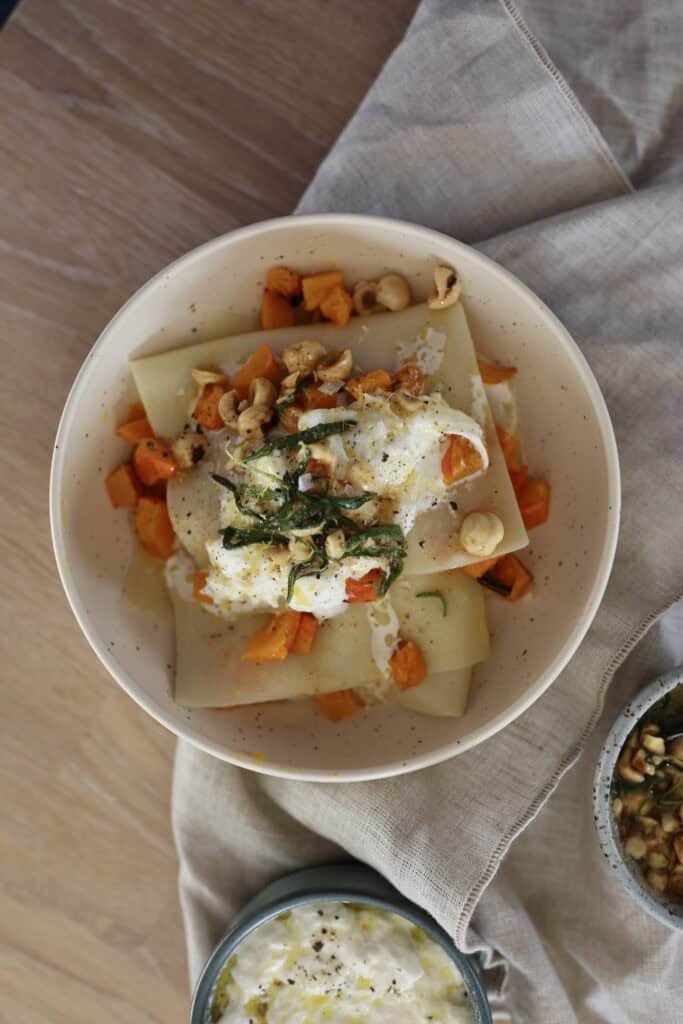 Åben lasagne med græskar, brunet smør og stracciatella opskrift med ristede hasselnødder