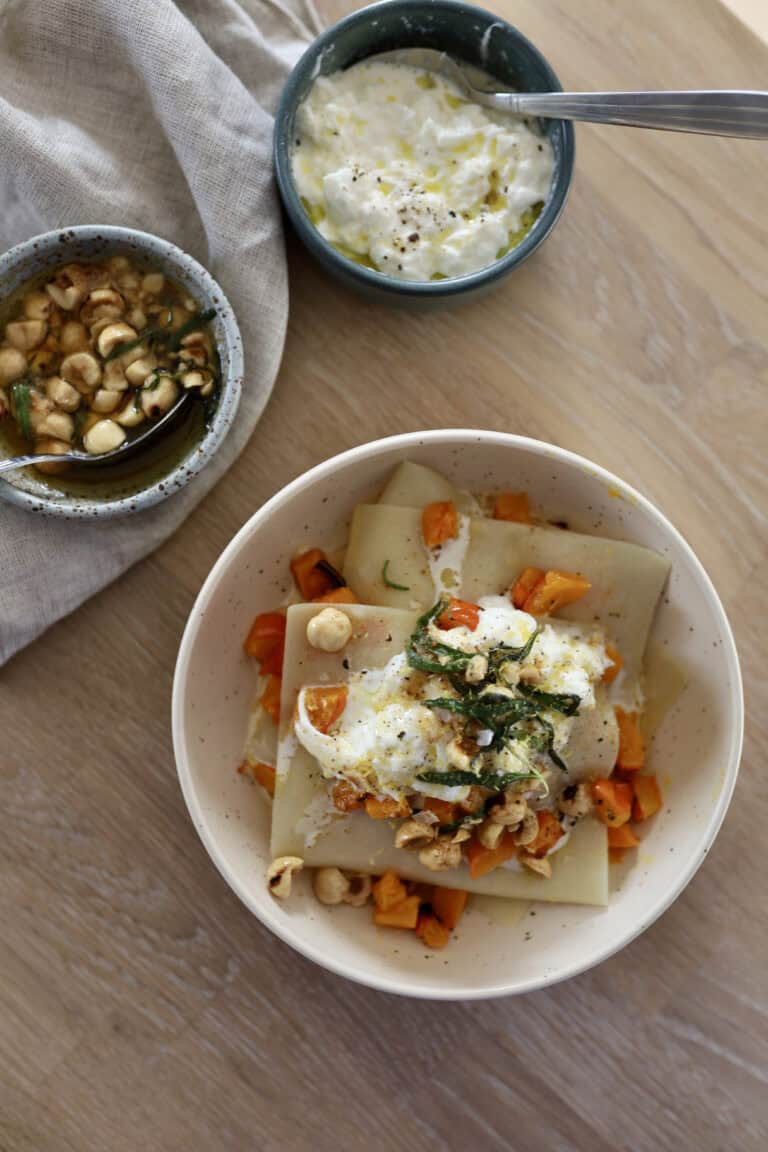 Åben lasagne med græskar, brunet smør og stracciatella opskrift med ristede hasselnødder