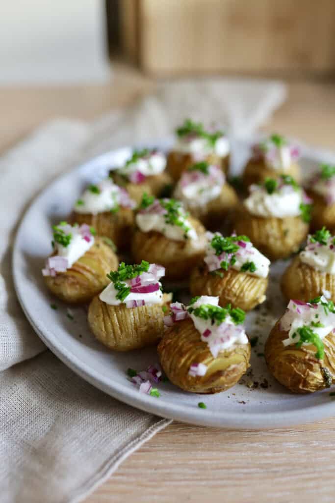 Opskrift på hasselback kartofler med tilbehør