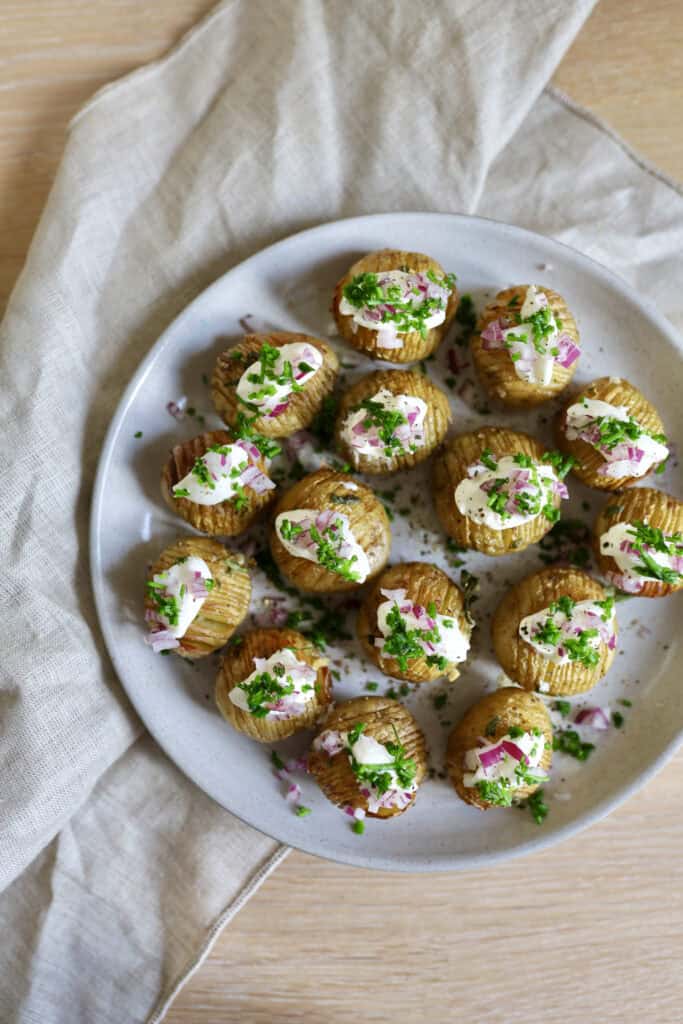 Alternativ til blinis: Hapser af kartoffel med cremefraiche, rødløg og purløg