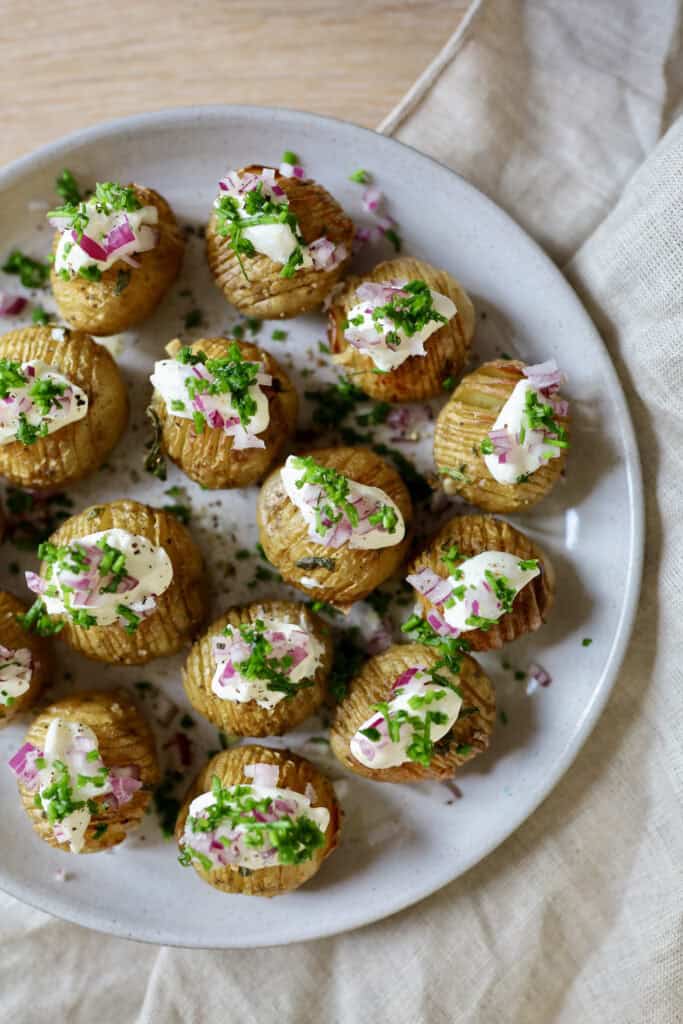 Hasselback kartofler med cremefraiche, rødløg og purløg