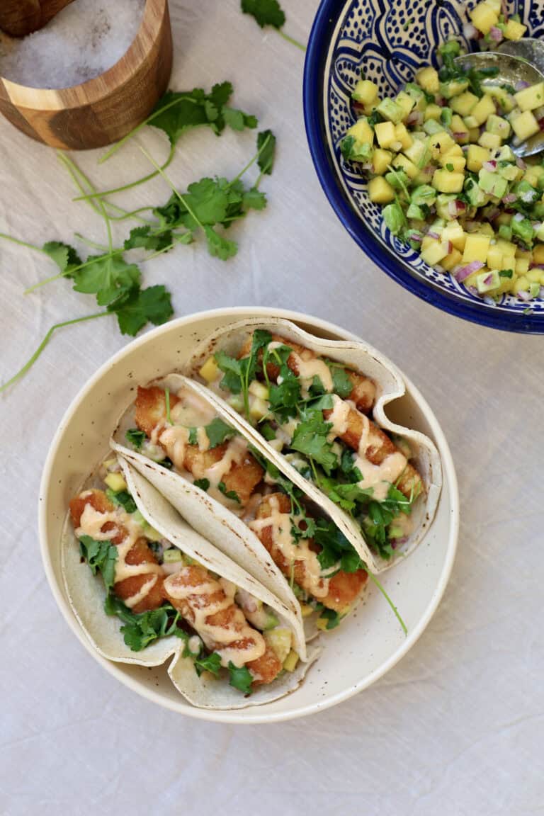 Halloumi tacos med paneret friteret halloumi, avocado, mango og chilimayo