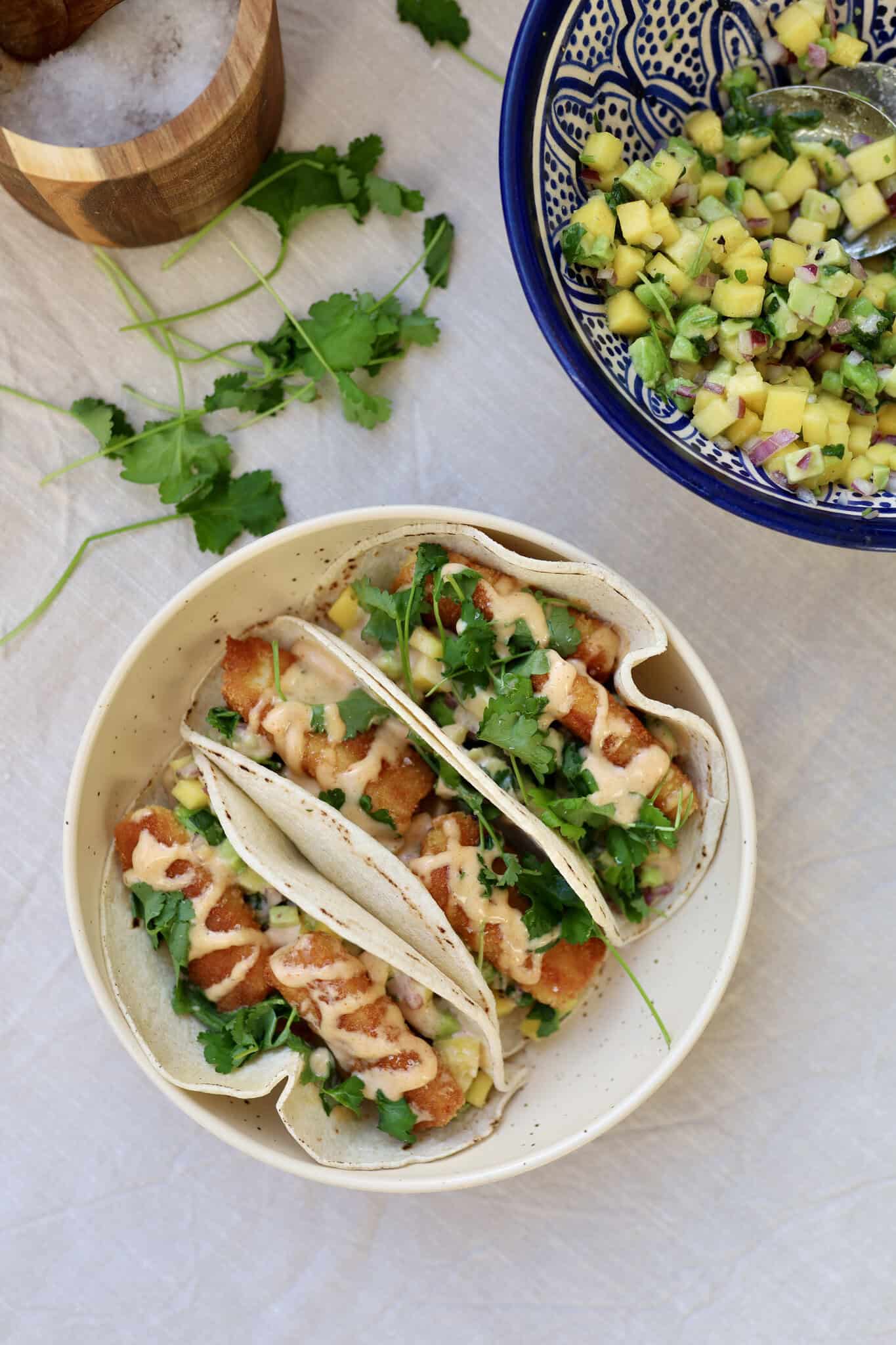 Halloumi tacos med mangosalsa og chilimayo