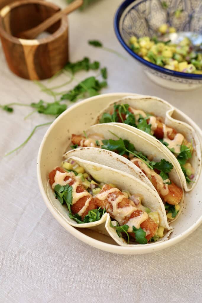 Halloumi tacos med paneret friteret halloumi, avocado, mango og chilimayo