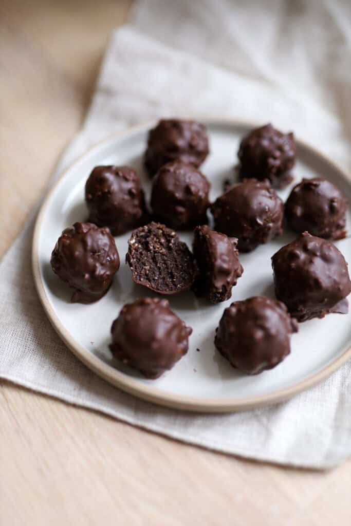 Dadelkugler med chokolade - overtræk, nem og sund opskrift