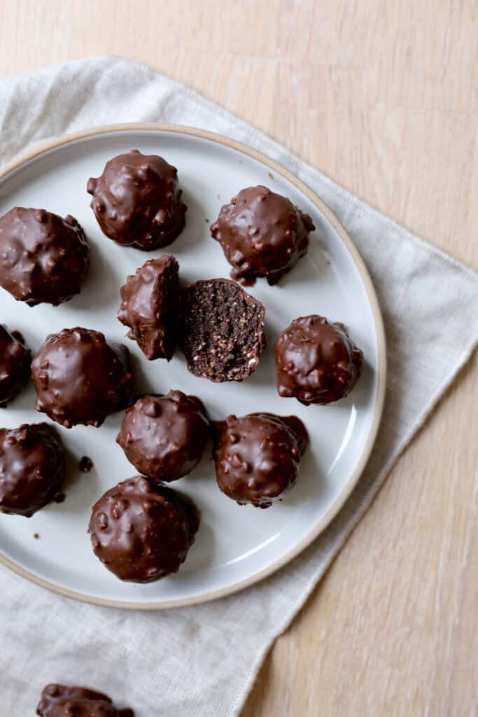 Dadelkugler med chokolade - overtræk, nem og sund opskrift