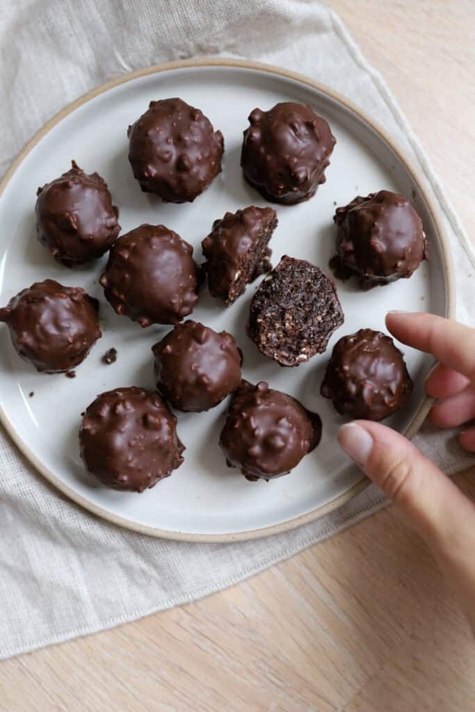 Sund snack med dadler, nødder og chokolade