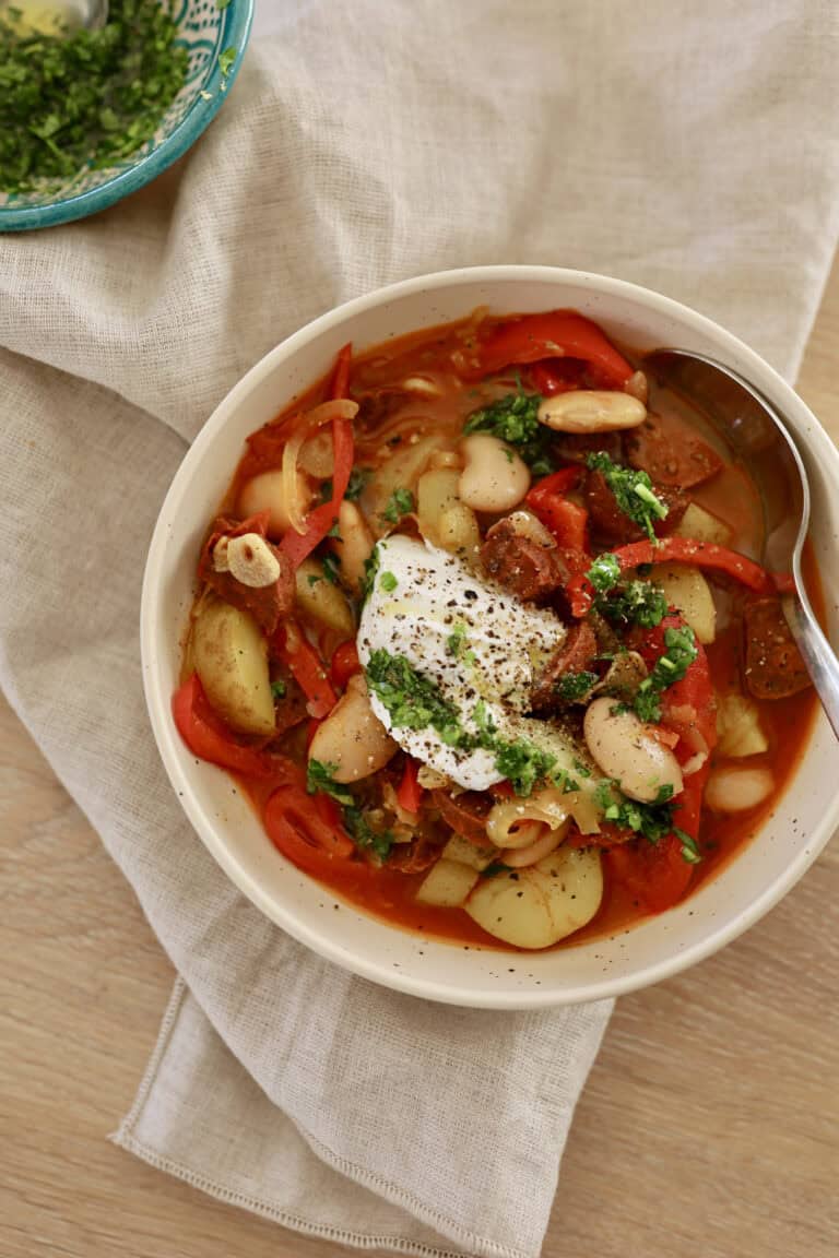 Gryderet med chorizo og bønner - nem opskrift med kartofler