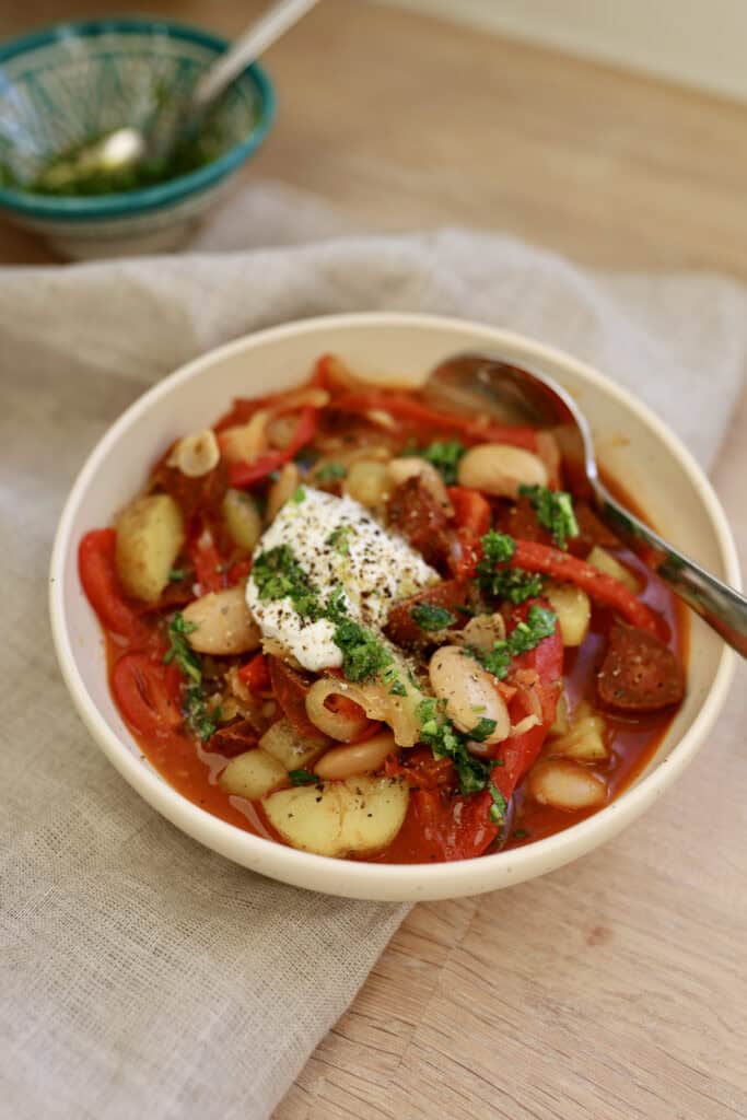 Mexicansk gryderet bønnegryde med chorizo, bønner og kartofler