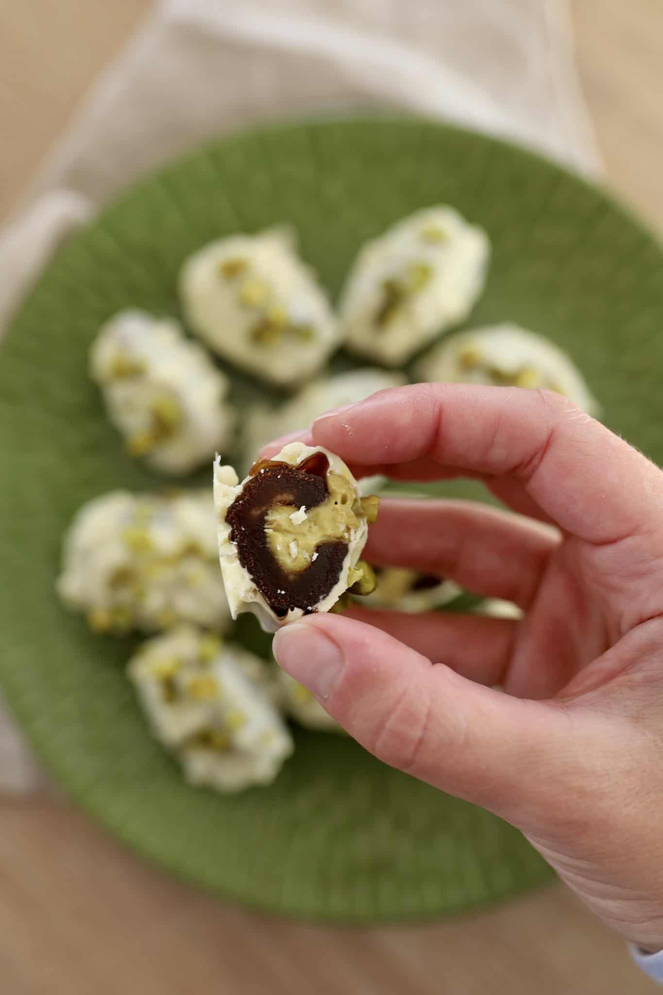 Fyldte dadler med pistaciecreme og hvid chokolade