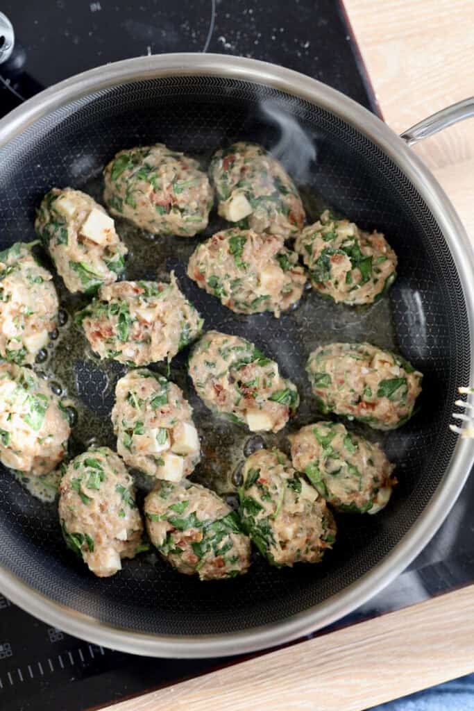 Græske kyllingefrikadeller - saftige med feta, soltørrede tomater og spinat