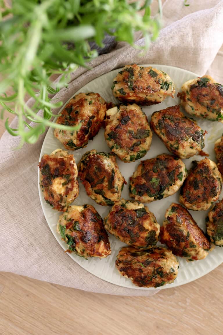 Græske kyllingefrikadeller - saftige med feta, soltørrede tomater og spinat