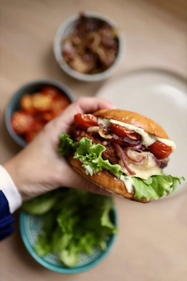 Snasket lækker vegetarburger med estragonmayo og karamelliserede løg