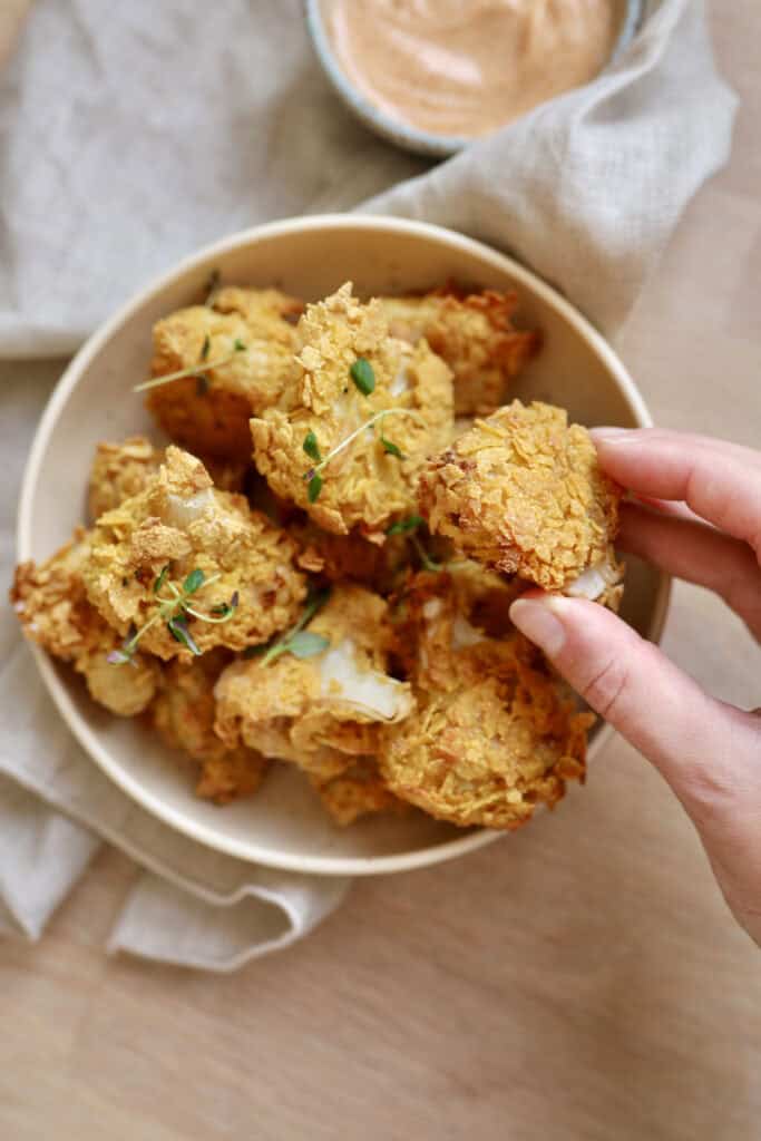 Blomkålsnuggets - sprøde og panerede cornflakes blomkål opskrift