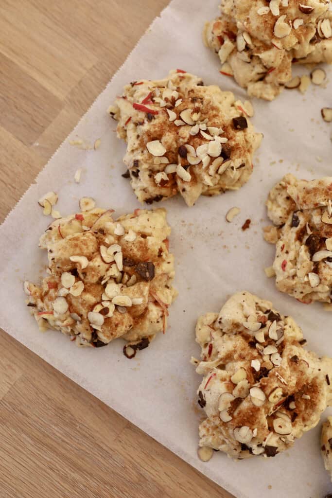 Æblebrud med chokolade og hasselnødder opskrift