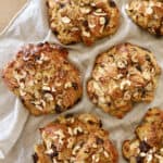 Æblebrud med chokolade og hasselnødder opskrift