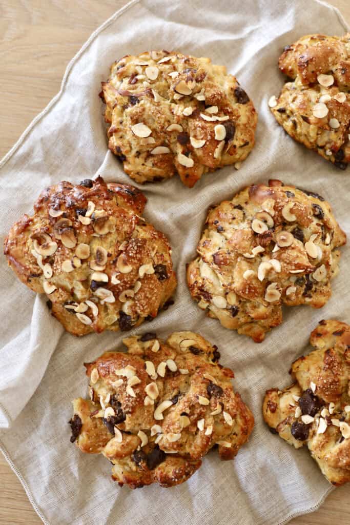 Æblebrud med chokolade og hasselnødder opskrift