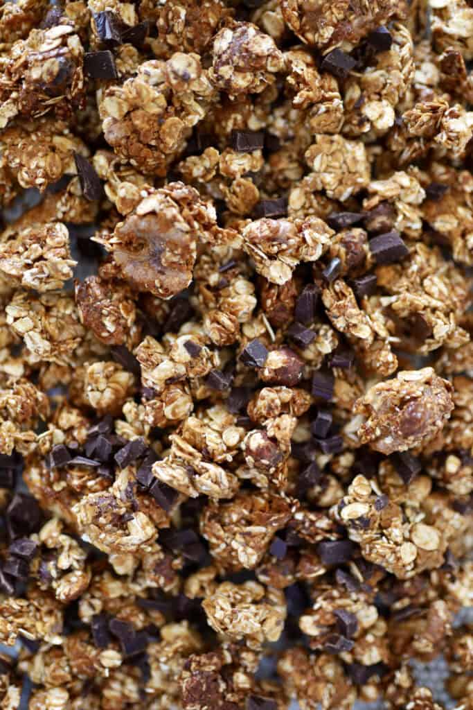 Granola med chokolade og tahin, nødder opskrift