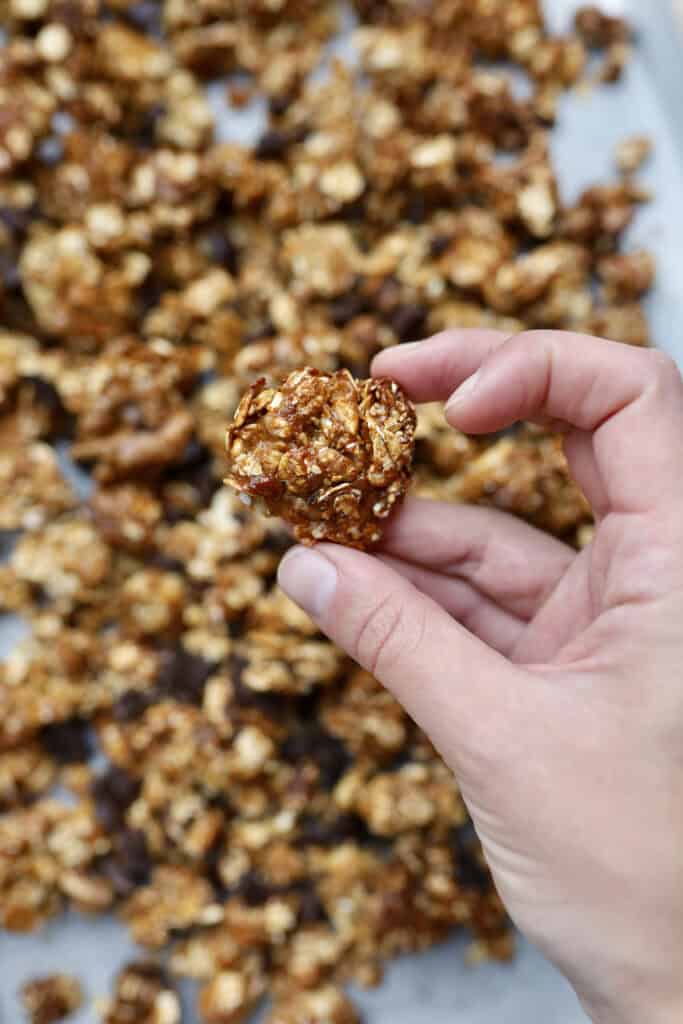 Tahin granola med sesam og mørk chokolade