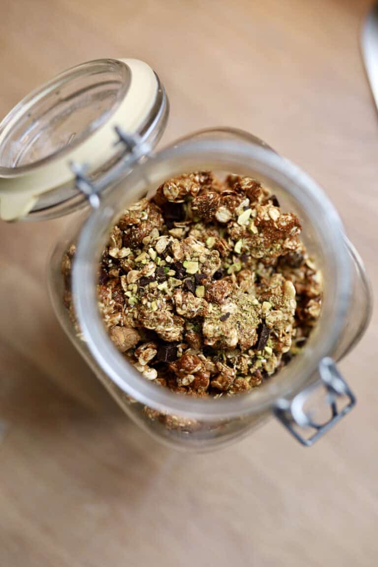 Nem og sprød chunky granola med chokolade og tahin