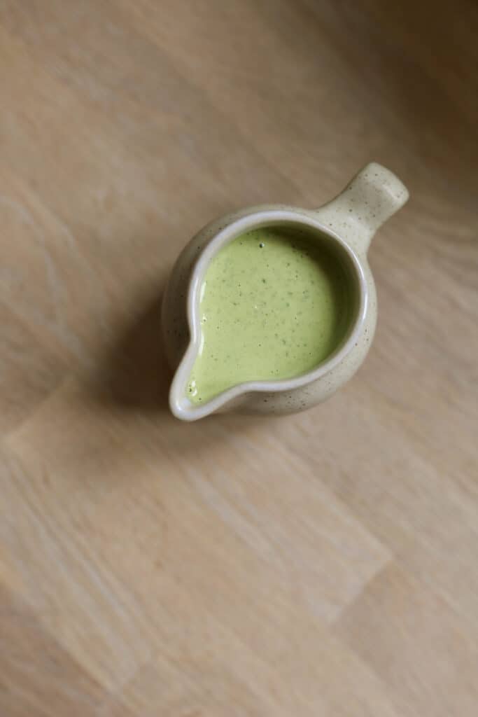 Dressing vegansk med cashewnødder og tahin og urter