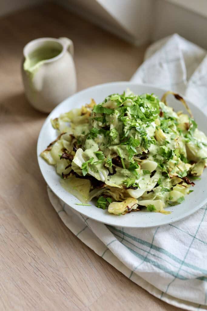 Bagt spidskål med tahin-cashewdressing