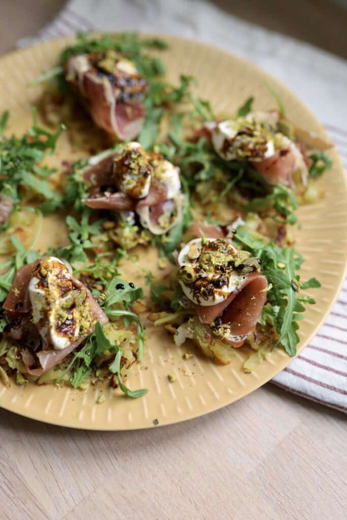 Røsti med parmaskinke, cremefraiche og pistacienødder