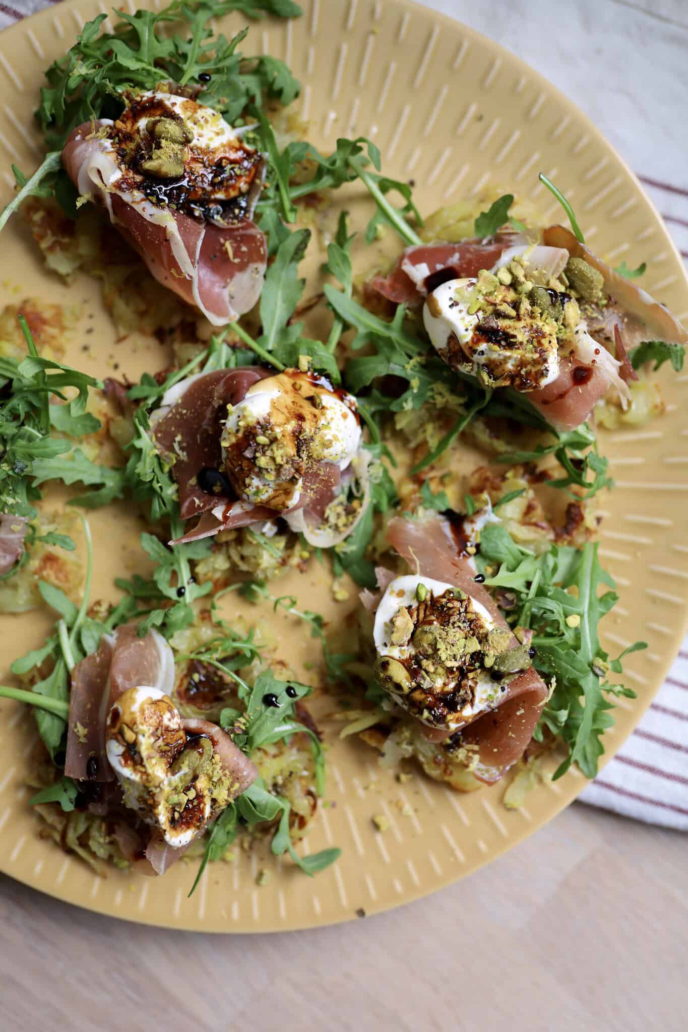 Røsti med parmaskinke, cremefraiche og pistacie