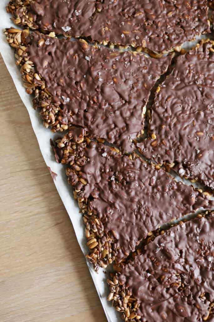Glutenfrit knækbrød med kerner og chokolade