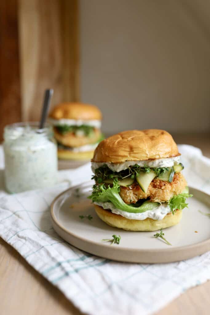 Sprød lakseburger med laksebøffer, tartarsauce og syltede agurker