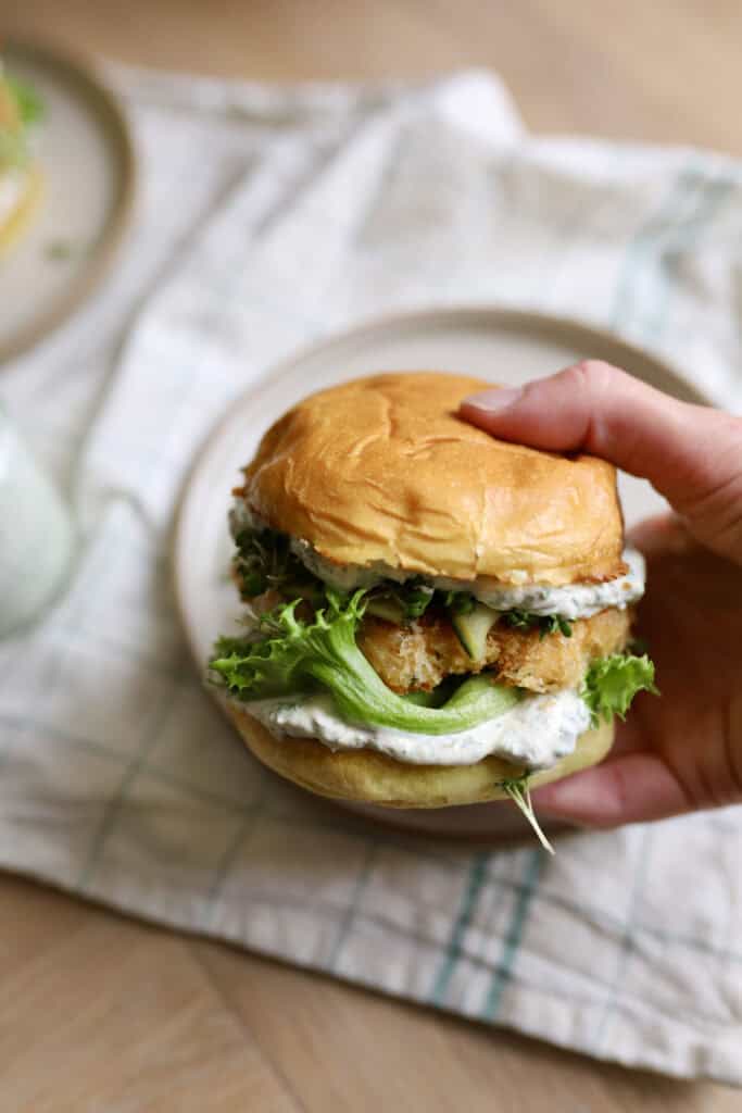 Sprød fiskeburger med laks og tartarsauce