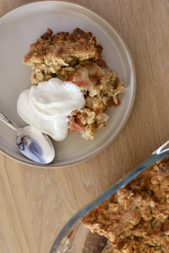 Lækker, sprød og nem karamelliserede crumble med æbler