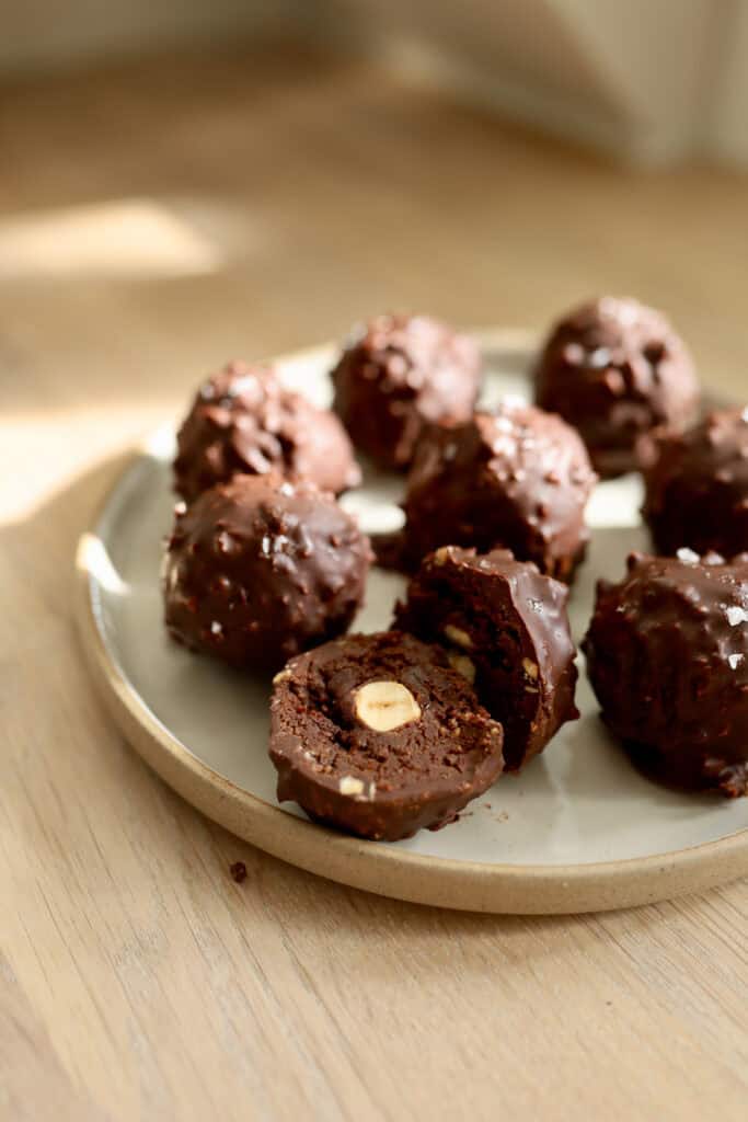 Sunde ferrero rocher - lækker sund snack med chokolade, nødder og bønner
